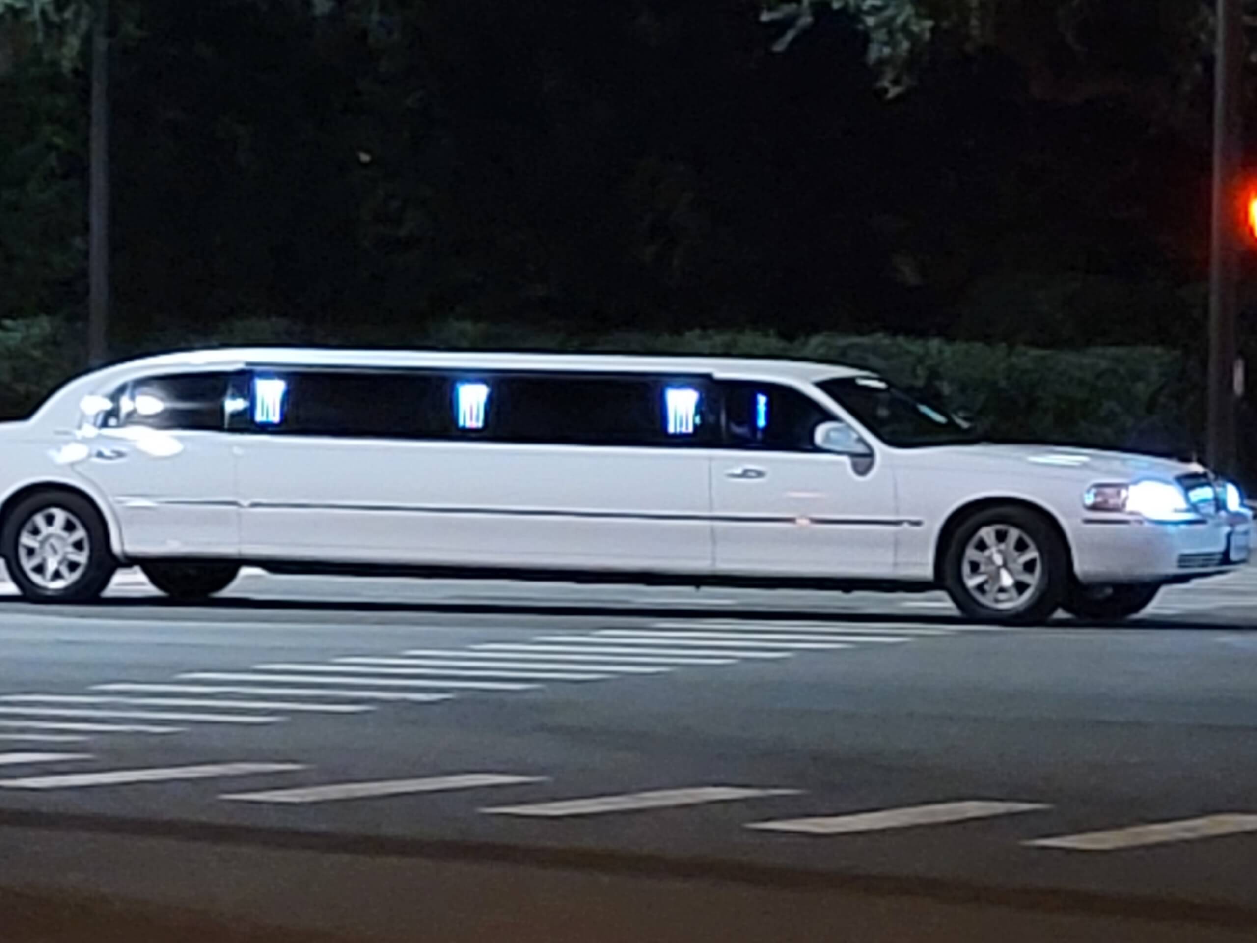 8 Passenger Lincoln Stratch